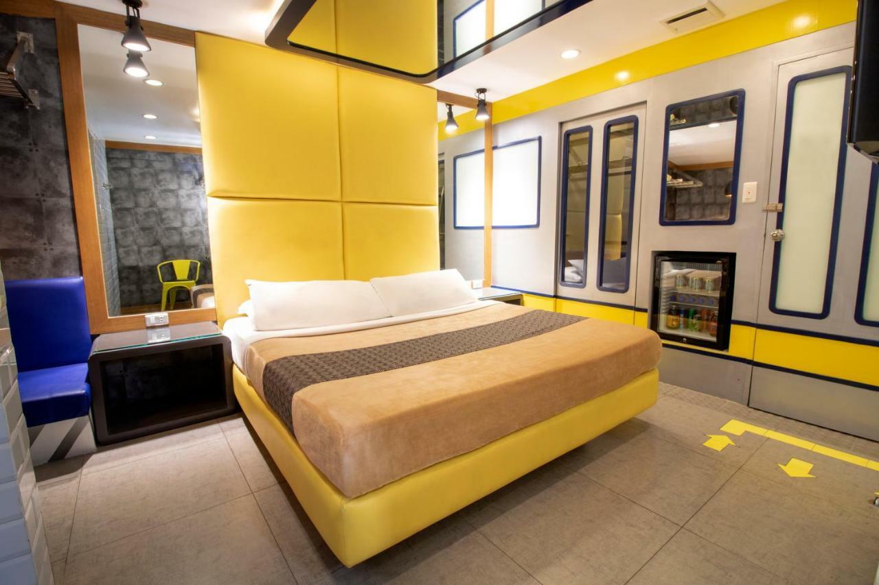 Victoria Court Las Piñas מראה חיצוני תמונה